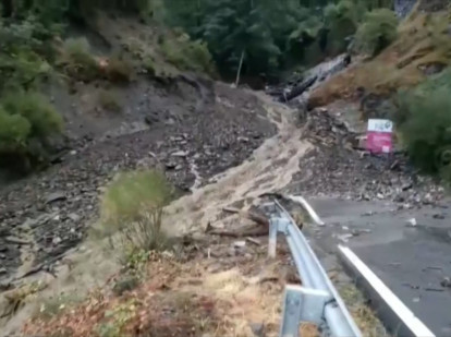 Una de las carreteras afectadas por los deslizamientos de tierra en la comarca de El Bierzo
