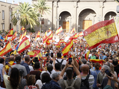 Decenas de personas durante una concentración en solidaridad con Ceuta, a 2 de septiembre de 2026, en Las Palmas de Gran Canaria, Gran Canaria, Canarias (España). Coincidiendo con el Día de Ceuta, más de 260 municipios españoles han sido convocados para mostrar su apoyo al pueblo ceutí ante la crisis migratoria provocada por la entrada de más de 70.000 migrantes por la frontera con Marruecos. Las movilizaciones responden a la iniciativa 'Por Ceuta', respaldada por la Federación Española de Municipios y Provincias.

Europa Press Canarias / Europa Press
02 SEPTIEMBRE 2026;DÍA DE CEUTA;MANIFESTACIÓN;CONCENTRACIÓN;MIGRANTES;INMIGRANTES;FEMP;APOYO;SOLIDARIDAD;CRISIS MIGRATORIA;CRISIS HUMANITARIA;
02/9/2026