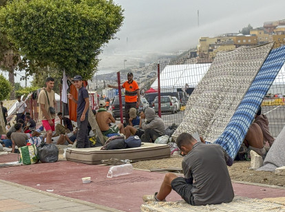 Miles de inmigrantes continúan instalados en las calles de Ceuta sin que se vea una solución cercana