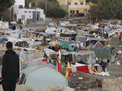 Vista de las tiendas de campaña y construcciones improvisadas por los inmigrantes asentados en la playa del Trampolín