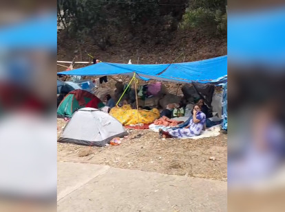 Así se encuentra el exterior del CETI de Ceuta: decenas de inmigrantes esperar a poder entrar