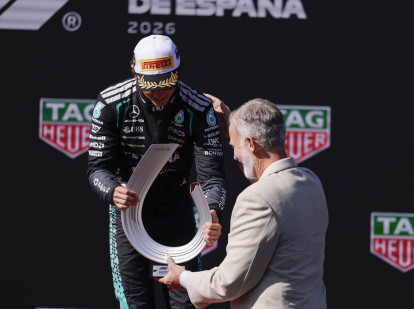 El Rey Felipe (d) hace entrega de su galardón al italiano Andrea Kimi Antonelli (Mercedes), tras ganar el Gran Premio de España