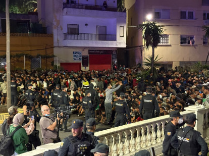La Policía embolsa a los inmigrantes de las playas para proceder a su traslado a las instalaciones provisionales del Puerto de Ceuta