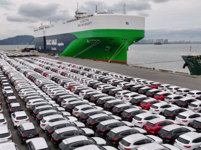 Miles de coches chinos llegan cada día a Europa en barco