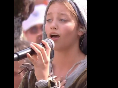 Eva Molenmaker cantan en Lourdes ante el Papa