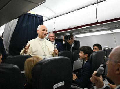 León XIV ofrece una rueda de prensa con periodistas acreditados durante el vuelo de regreso de Francia
