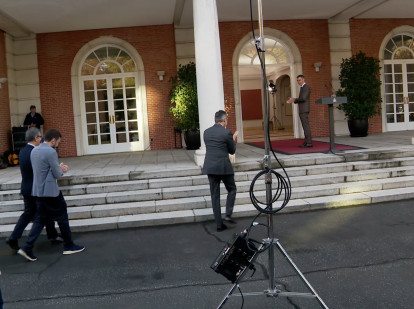 Los acólitos de Sánchez van tras él entre aplausos al finalizar el discurso
