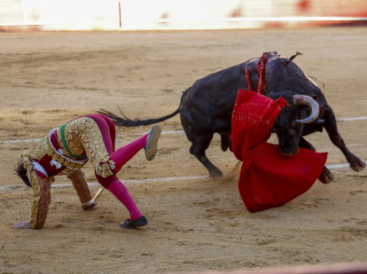 Morante de la Puebla, al entrar a matar a su primer toro, este viernes en Valencia