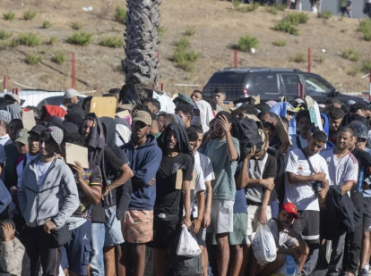 Las largas colas de migrantes han sido una tónica general en Ceuta