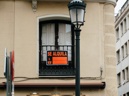 Anuncio de alquiler en la ventana de una vivienda