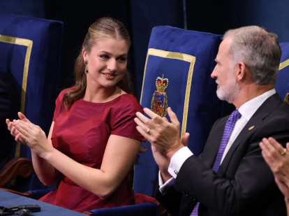La Princesa Leonor y el Rey Felipe VI durante la entrega de los Premios Princesa de Asturias 2026 en el Teatro Campoamor, a 23 de octubre de 2026, en Oviedo (España). La ceremonia de entrega de los Premios Princesa de Asturias es la principal actividad que desarrolla la Fundación Princesa de Asturias, una institución privada sin ánimo de lucro, cuyos objetivos son contribuir a la exaltación y promoción de cuantos valores científicos, culturales y humanísticos son patrimonio universal y consolidar los vínculos existentes entre el Principado de Asturias y el título que tradicionalmente ostentan los herederos de la Corona de España.

Raúl Terrel / Europa Press
FAMOSOS;PREMIOS PRINCESA DE ASTURIAS;REALEZA;FAMILIA REAL;PREMIADOS
23/10/2026