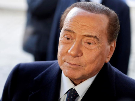 El ex primer ministro italiano Silvio Berlusconi llega por el Partido Popular Europeo