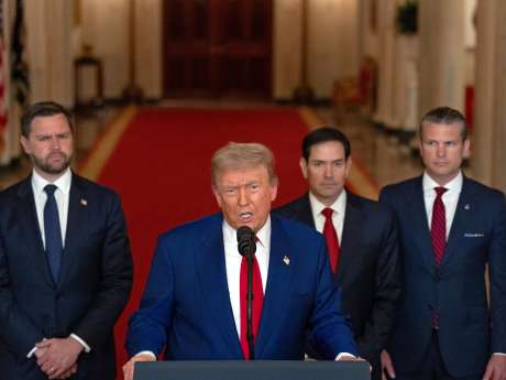 El presidente de EE.UU., Donald Trump, se dirige a la nación después del ataque contra Irán. Detrás de él, el vicepresidente JD Vance, el secretario de Estado, Marco Rubio, y el secretario de Defensa, Pete Hegseth