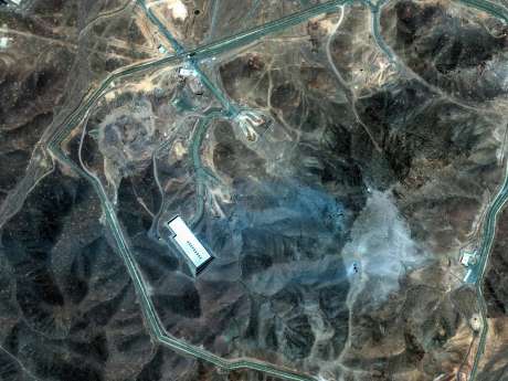 La planta de Enriquecimiento de Combustible Fordow de Irán, el 19 de junio de 2025 (arriba), y Fordow, el 22 de junio tras los ataques estadounidenses