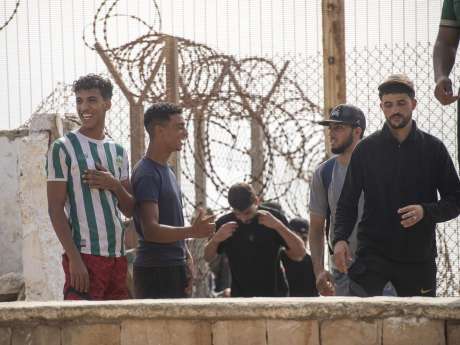 Un grupo de inmigrantes ilegales que traspasaron la frontera con Ceuta