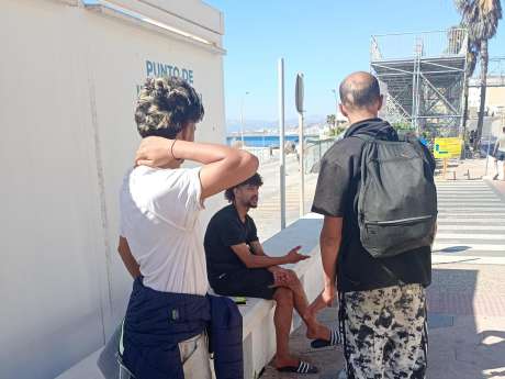 Mehdi, Mohamed y Ahmed, tres jóvenes marroquies que aún permanecen en Ceuta desde que cruzaran la frontera el pasado jueves