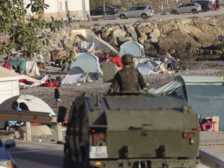CEUTA, 26/08/2026.- Un vehículo militar patrulla por la playa del Trampolín de Ceuta en labores preventivas ya que numerosos migrantes continúan asentados en este lugar. EFE/ Reduan