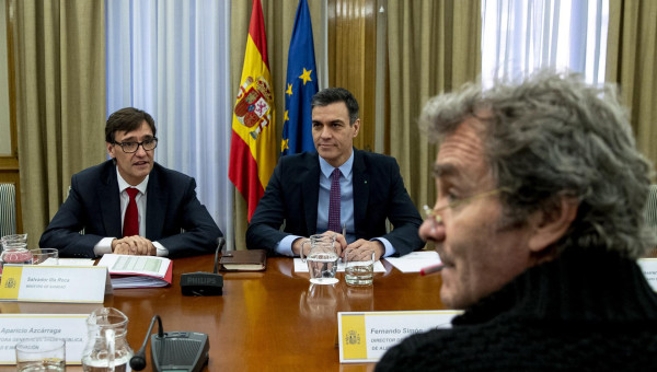 El presidente del Gobierno, Pedro Sánchez, en una reunión para evaluar la situación del coronavirus en España junto con el entonces ministro de Sanidad, Salvador Illa, y el director del Centro de Coordinación de Alertas y Emergencias Sanitaria, Fernando Simón