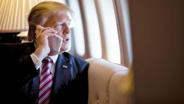 Trump siguió utilizando su Samsung una vez que ocupó la presidencia de Estados Unidos