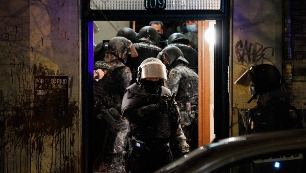Varios antidisturbios intentan participan en un desahucio en Carabanchel, Madrid.