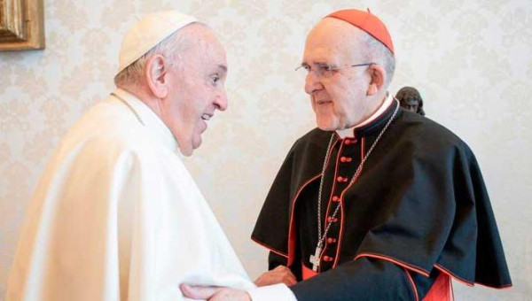 El arzobispo de Madrid, Carlos Osoro, saluda al Papa Francisco
