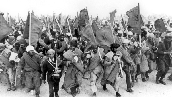 Manifestantes marroquíes en la Marcha Verde portando ejemplares del Corán, el 6 de noviembre de 1975