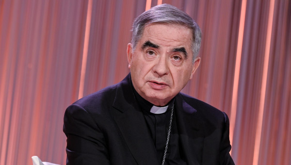 El cardenal Becciu ha concedido una entrevista a la RAI