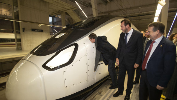 Óscar Puente y Abel Caballero, en el viaje de prueba del AVE a Vigo