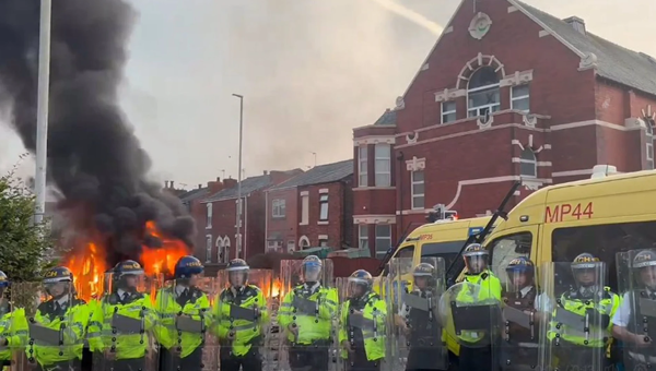 Las protestas se propagan por Reino Unido en la primera crisis para Starmer