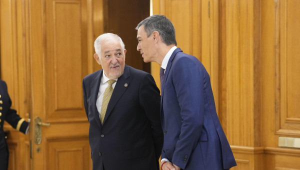 El presidente del Gobierno, Pedro Sánchez (d), habla con el presidente del Tribunal Constitucional, Cándido Conde-Pumpido