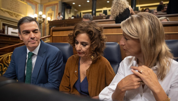 Pedro Sánchez, junto a María Jesús Montero y Yolanda Díaz.