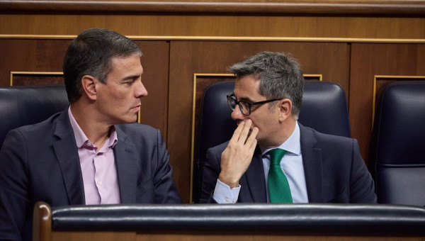 El presidente del Gobierno, Pedro Sánchez y el ministro de la Presidencia, Relaciones con las Cortes y Justicia, Félix Bolaños