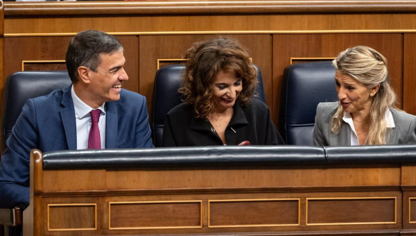 Pedro Sánchez y las vicepresidentas Montero y Díaz bromean en sus escaños