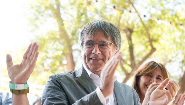 (Foto de ARCHIVO)  El expresidente de la Generalitat de Catalunya, Carles Puigdemont, durante el acto de celebración del cuarto aniversario de la fundación de Junts, en el Théâtre de Verdure, a 27 de julio de 2024, en Amélie-les-Bains-Palalda (Francia). Junts per Catalunya celebra su cuarto aniversario con este acto, en el que la formación arropa al expresidente catalán Carles Puigdemont, a quien no se le ha aplicado todavía la ley de amnistía. La celebración coincide con el tramo final de las negociaciones entre el PSC y ERC para facilitar la investidura de Salvador Illa como presidente de la Generalitat de Catalunya.    Glòria Sánchez / Europa Press  27 JULIO 2024;JUNTS;AMNISTÍA;INVESTIDURA;PRESIDENTE;GENERALITAT  27/7/2024