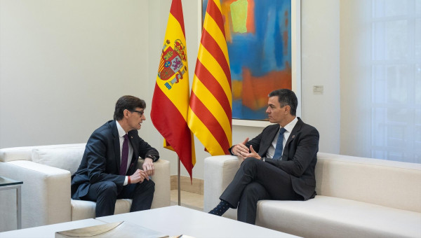 El presidente del Gobierno, Pedro Sánchez (d), se reúne con el presidente de la Generalitat de Catalunya, Salvador Illa (i), en el Palacio de La Moncloa, a 22 de noviembre de 2024, en Madrid (España). Sánchez cierra hoy su ronda de encuentros bilaterales con los líderes autonómicos, que comenzó el pasado 20 de septiembre con el objetivo de fortalecer la colaboración entre el Estado y las comunidades.    Alejandro Martínez Vélez / Europa Press  22 NOVIEMBRE 2024;PRESIDENTE;CATALUNYA;CATALUÑA;REUNIÓN;ENCUENTRO;CCAA  22/11/2024