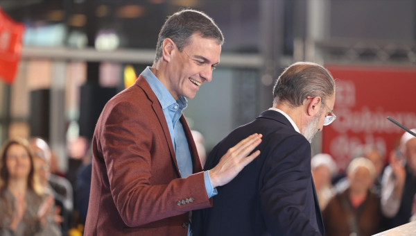 El secretario general del PSOE y presidente del Gobierno, Pedro Sánchez (i), y el expresidente de Aragón, Javier Lambán