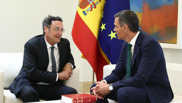 El presidente del Gobierno, Pedro Sánchez (d), recibe la Memoria Anual de la Fiscalía de manos del fiscal general del Estado, Álvaro García OrtiZ