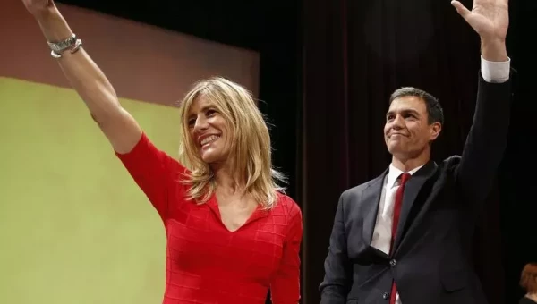 Begoña Gómez y Pedro Sánchez en la proclamación del actual presidente como candidato a la Moncloa