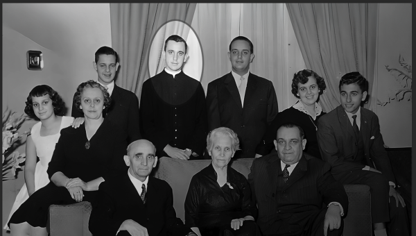 Francisco en una fotografía junto a su familia. En el centro del sofá, su abuela Rosa