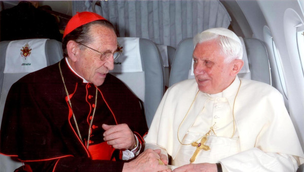 El cardenal Julián Herranz junto al Benedicto XVI en un vuelo