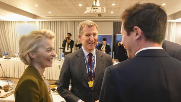 El presidente del PP español, Alberto Núñez Feijóo (c) conversa con la presidenta de la Comisión Europea, Ursula von der Leyen