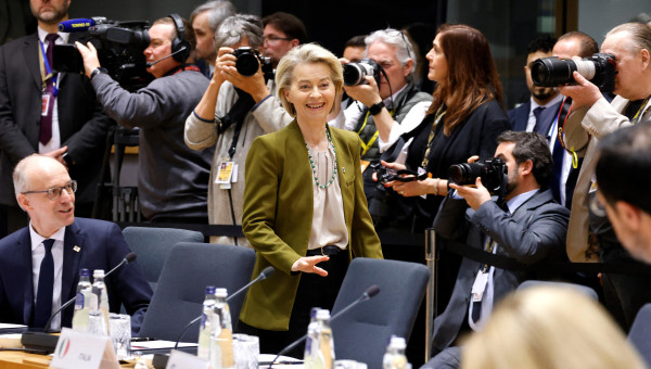 La presidenta de la Comisión Europea, Ursula von der Leyen, llega al inicio de la Cumbre de la Unión Europea