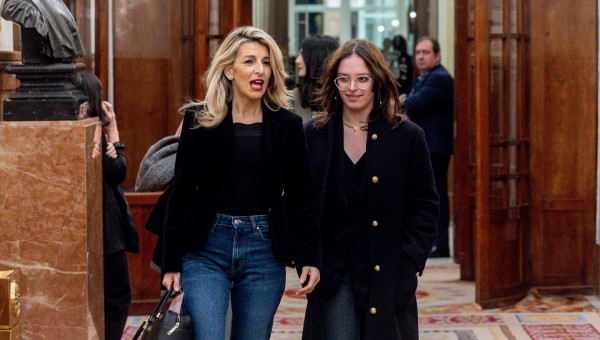 La vicepresidenta segunda y ministra de Trabajo y Economía Social, Yolanda Díaz, y la secretaria de Comunicación de Sumar, Elizabeth Duval