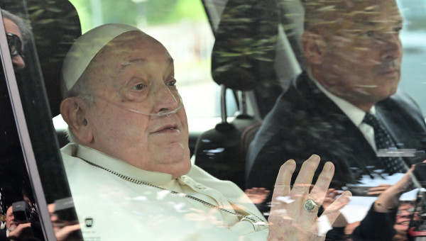 El Papa Francisco saluda a la salida del hospital Gemelli tras cinco semanas de hospitalización por neumonía,