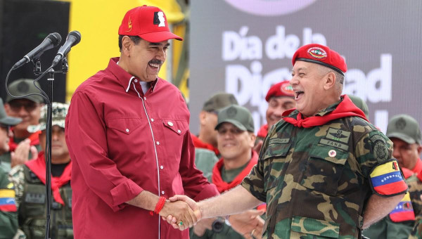 El presidente venezolano, Nicolás Maduro (i), saluda a su ministro del Interior, Diosdado Cabello