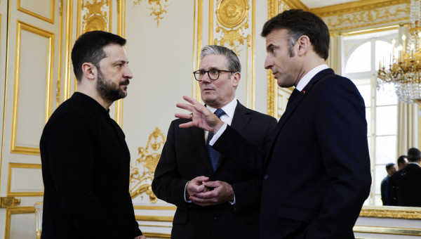 El presidente ucraniano, Volodimir Zelenski, con el francés, Emmanuel Macron, y el británico, Keir Starmer