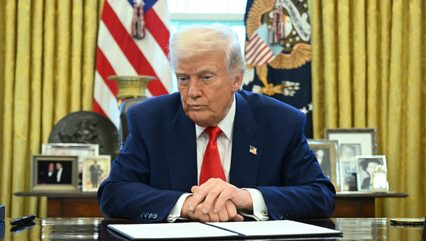 El presidente de Estados Unidos, Donald Trump, se prepara para firmar una orden ejecutiva en la Oficina Oval de la Casa Blanca