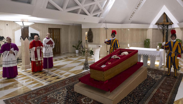 El féretro que contiene los restos mortales de Francisco, esta mañana en Santa Marta