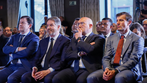 Alfonso Fernández Mañueco, presidente de la Junta de Castilla y León, Bieito Rubido, director de El Debate, Jesús Julio Carnero, alcalde de Valladolid y Raúl Delgado, vicepresidente de GEE