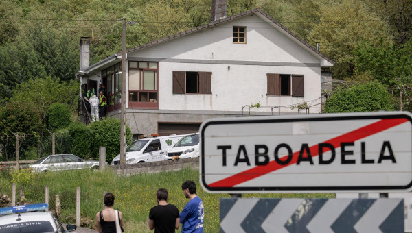 Vista de la vivienda donde tres personas, una pareja y su hijo, han fallecido por inhalación de monóxido de carbono
